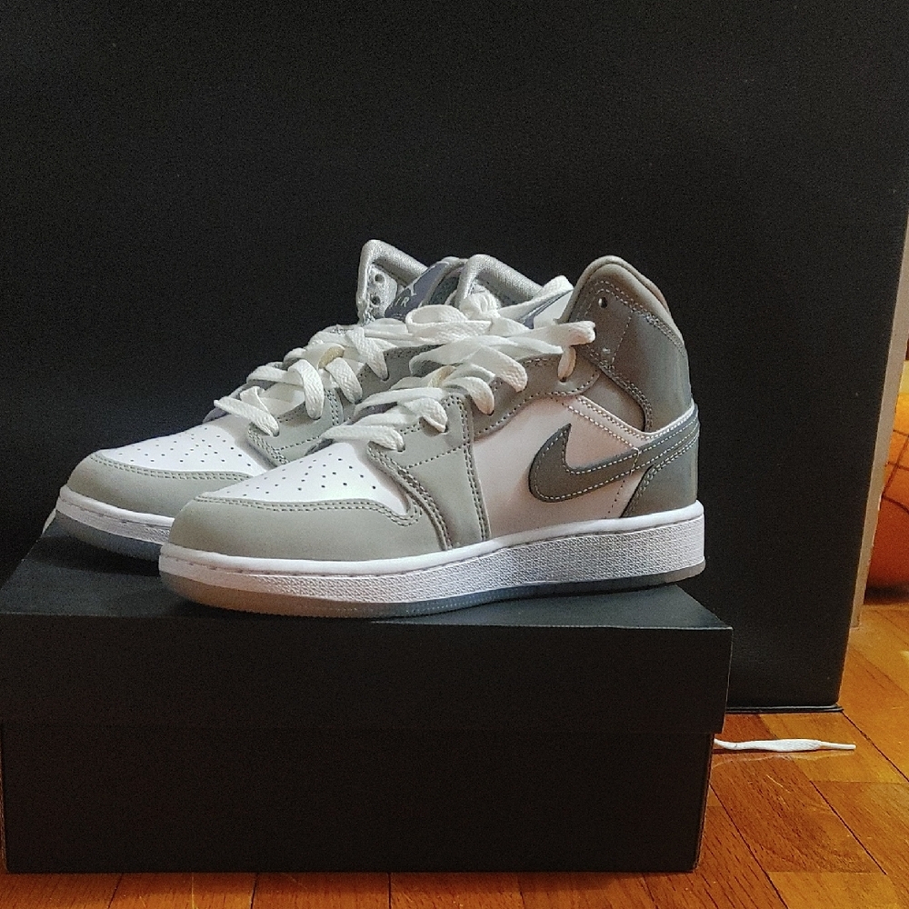 Nike Air Jordan 1 Sneakers Size 5 Big Kids in Gray and White